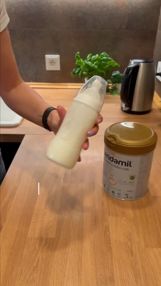 Tudtad, hogy a tej elkészítésekor mindig először a vizet kell a cumisüvegbe önteni, és csak ezután hozzáadni a port? 🍼

A víz és a tápszer helyes sorrendje azért fontos, hogy a baba mindig a megfelelő arányban kapja meg a tápanyagokat. ☝️

Miért ennyire fontos ez?
Ha a port először az üres cumisüvegbe teszed, többé nem tudod pontosan kimérni a megfelelő mennyiségű vizet. A por ugyanis elfoglalja a tér egy részét, így a végső víz–tápszer arány eltérhet a gyártó ajánlásától. 🔍

Mi lehet ennek a következménye?
⬆️ Túl sok por székrekedést vagy kiszáradást okozhat.
⬇️ Túl kevés por nem biztosít elegendő tápanyagot a babának.

❗ Mindig kövesd a csomagoláson található elkészítési útmutatót.

Fontos figyelmeztetés: A szoptatás a legjobb módja a csecsemők táplálásának. A tápszer kizárólag orvosi javaslatra használható. Az elkészítés módja és további információk a csomagoláson találhatók. Különleges táplálkozási célú élelmiszer.