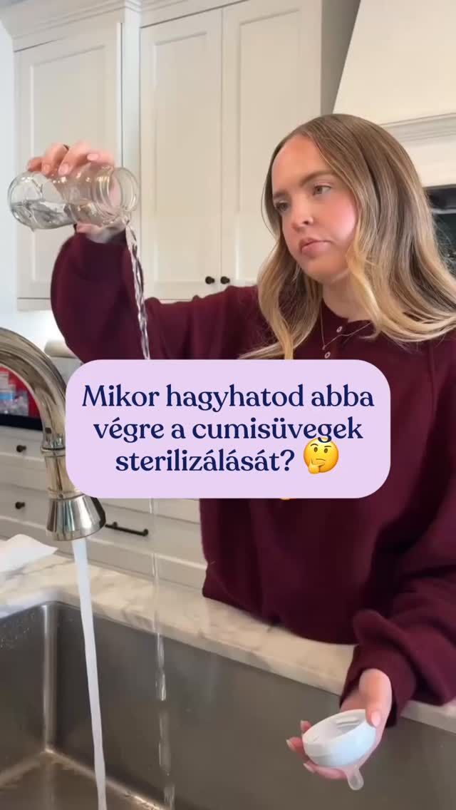 Azon gondolkodsz, mikor hagyhatod abba a cumisüvegek sterilizálását? 🧐🍼

A szakértők szerint a cumisüvegeket érdemes a baba 12 hónapos koráig sterilizálni. Az első év után a pici immunrendszere már erősebb, és a baktériumok okozta fertőzések kockázata jelentősen csökken! 💪

Ha a 12. hónap után is rendszeresen adsz tejet a babának, elég a cumisüvegeket vagy poharakat meleg, mosogatószeres vízben elmosni, majd hagyni őket a levegőn megszáradni. 🧼