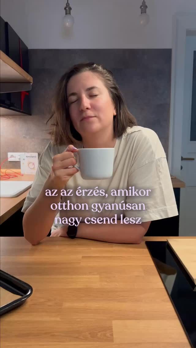 Az a pillanat, amikor végre nyugodtan innád a kávédat… és hirtelen rájössz, hogy vagy megsüketültél, vagy valahol a sarokban épp nagy csínytevések zajlanak. 🚨👹😅