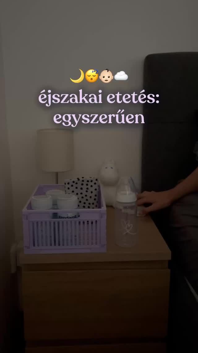 A szülőség önmagában sem könnyű… főleg nem az éjszaka közepén. 🌙 A hajnali 2 órás pelenkabalesetekre sajnos nincs receptünk 😅, de a tej elkészítésében segíthetünk!

Folyékony tejkészítményeink előre bekevertek – nincs méricskélés, nincs számolgatás, nincs várakozás a felforrt vízre. Csak öntsd a cumisüvegbe, etesd meg a picit, és (remélhetőleg) aludjatok vissza. 🍼💤

És te hogy csinálod? Van valamilyen bevált trükköd az éjszakai etetésekhez? 💫 Oszd meg velünk kommentben! 🫶

Fontos figyelmeztetés: A szoptatás a legjobb táplálási mód. A csecsemőtápszert csak orvosi javaslatra szabad használni. A használati útmutató és további információk a csomagoláson találhatók. Különleges táplálkozási célú élelmiszer.